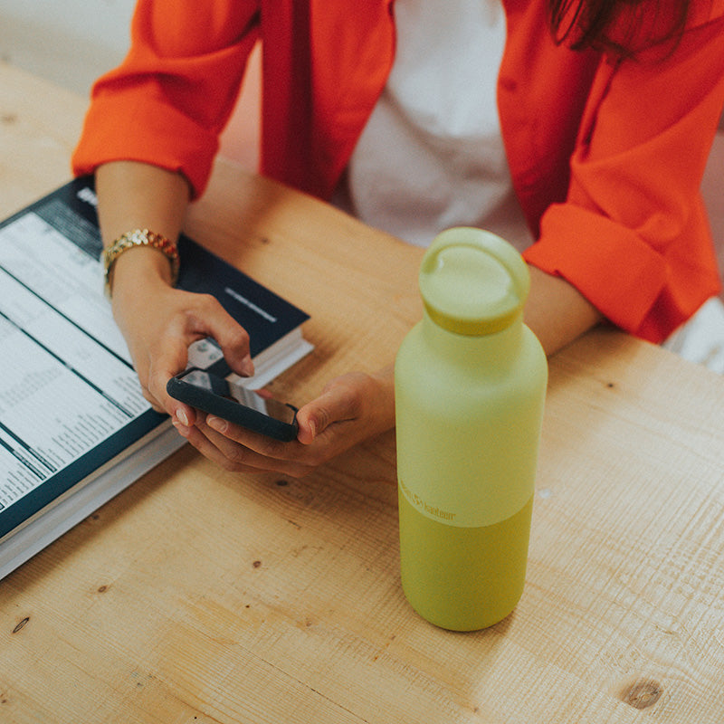 20oz-rise-classic-with-arch-loop-cap-x2 20oz_rise_classic_insulated_bottle_acacia_worker_phone_square.jpg
