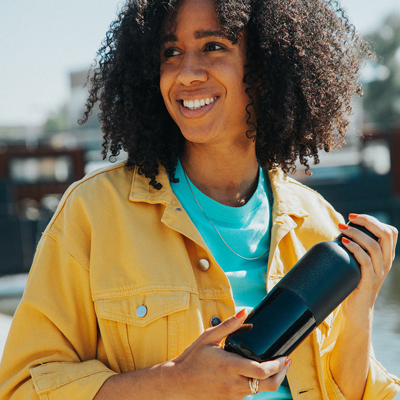 20oz-rise-classic-with-arch-loop-cap-x2 20oz_rise_classic_insulated_bottle_black_woman_smile_square.jpg